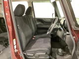 女性でも運転がしやすいように、シートの高さ調整機能(シートリフター)がついています。運転席と助手席の間が空いている為、助手席側への移動がスムーズです。交通量の多い道でも助手席側から乗り降りができます。
