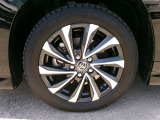 17インチ純正アルミホイール。路面に近いホイール部分は特に目立ちますし、車のイメージも大きく変わりますよ!