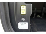 車椅子を乗せ下ろしする時にはこちらのスイッチで車高を下げてスロープを出して坂の傾斜を緩やかにします!