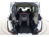 天井の高いシエンタなので車椅子に乗った方のヘッドクリアランスも十分に保てますね!