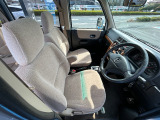 運転席の状態です。内装色は珍しいベージュです。