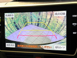 【バックカメラ】駐車時に後方がリアルタイム映像で確認できます。大型商業施設や立体駐車場での駐車時や、夜間のバック時に大活躍!運転スキルに関わらず、今や必須となった装備のひとつです!