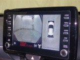 パノラミックビューモニターシステムが付いているので車の上から見た映像が確認できますよ。 一目で車両周辺の情報を確認できますが、直接安全をご確認下さい。