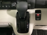 CVT車のセレクトレバーです。低速から高速まで、変速ショックのないスムーズな走りと、エンジン効率のよい領域を維持して燃費にも貢献します。サイドブレーキはスイッチ操作の電子制御パーキングブレーキです。