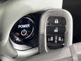 【Hondaスマートキー】カバンやポケットに入れたままでもドアの施錠・解錠が可能なスマートキーを装備。エンジンのオン・オフ時もカギを取り出す必要が無いからとっても便利です♪