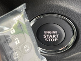 【キーレススタートシステム】カバンやポケットに入れたままでもドアの施錠・解錠が可能なスマートキーを装備。エンジンのオン・オフ時もカギを取り出す必要が無いからとっても便利です♪