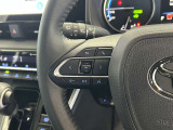 運転中、オーディオの操作をしてて、ハッとしたことはありませんか?ステアリングスイッチは、運転中でもハンドルでオーディオの操作が可能です。安全なドライブをサポートします。