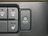 【ECONスイッチ】 ECONスイッチを押すと、加速時のアクセルの踏みすぎやエアコンの効きすぎなどを抑え燃費向上に役立ちます。
