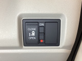 左側電動スライドドアは運転席からでも操作ができるように、ハンドル付近に開閉の操作スイッチが付いています。