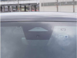 【アクティブセーフティブレーキ】前方の車両や障害物を検知し、ドライバーが回避操作を行わない場合に自動的にブレーキを作動させます。