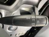 【オートライト】周りの明るさに応じて自動でヘッドライトの点灯・消灯ができる機能です!ライトの付け忘れ・消し忘れなどが無くなり、雨の日や夕方の走行も安心!トンネル通過時も便利ですね♪