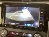 リバースギアに入れるだけで後方の表示へ切り替わります。夜間や雨の日の駐車も楽になりますよ。