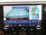 パノラミックビューモニター搭載。カメラで車両周囲の状況を映し出すため、狭い場所での駐車などに役立ちます。