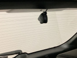 後方にもドライブレコーダーのカメラが付いています。前後両方でお車の周りを監視・記録いたします。