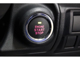 キーレスアクセス&プッシュスタート。アクセスキーを携帯していればドアのロック/アンロックはドアノブに触れるだけでOK。エンジンスタートはこのボタンをワンプッシュ。