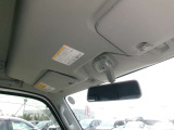 スッキリした配列の天井です。もちろんルームミラー付きですので、後方確認ができます。