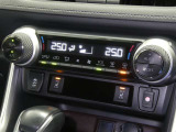 【オートエアコン】車内温度を感知して自動で温度調整をしてくれるのでいつでも快適な車内空間を創り上げます!どの席に座っても快適なドライブが楽しめます♪