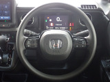 ハンドル左側にはオーディオ操作が出来るオーディオリモートコントロールスイッチ、右側にはHonda SENSINGとオートクルーズコントロールのスイッチを装備!