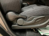 運転席に座面を上下できるシートリフターが装備しており、ドライバーさんの体型によって最適なシートポジションで運転していただけます。