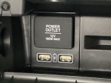 助手席前には横長のトレーとアクセサリーソケットがついています。その下に充電可能なUSB端子が2個ついていますので、手前のトレーにスマートフォンを置いて移動中でも充電できるので便利です。