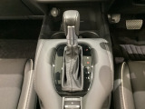 CVT車のセレクトレバーです。低速から高速まで、変速ショックのないスムーズな走りを実現するとともに、エンジン効率のよい領域を維持することで燃費にも貢献します。
