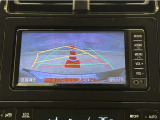 バックガイドモニター付きです。車の後方に小型カメラが付いており、バックする際の後方の様子をモニター上に表示します。