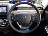 ハンドル左側にはオーディオ操作が出来るオーディオリモートコントロールスイッチ、右側にはHonda SENSINGとオートクルーズコントロールのスイッチを装備!