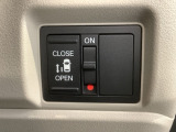 パワースライドドアが付いています。ワンタッチで簡単にお子様でも、お年寄りの方でも、開閉できますからとても便利です。キーレスや車内スイッチでも自動でドアの開閉ができます。