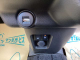 運転席と助手席にシートヒーターが装備されており、座面と背もたれをすばやく温め、寒い時期にも快適な運転環境を提供します。
