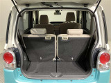 荷室も日常のお買い物には困らない広さが確保されております 後席を分割で倒すこともできますよ