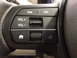 ステアリングにオーディオ操作スイッチが付いています。オーディオ画面に直接タッチしなくても操作が出来ますので、運転に集中できます。