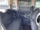 後部座席は5:5の分割式となっております。