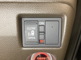 左側電動スライドドアは運転席からでも操作ができるように、ハンドル付近に開閉の操作スイッチが付いています。