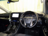運転席まわりです。 各操作スイッチは使いやすい位置に配置されてます。
