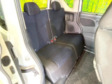 後部座席も気になるようなキズ・汚れやへたり等、大きなダメージはなく、良好な状態です。