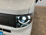 LEDヘッドライトで夜間の視認性も高く、シャープな輝き、先進の安心感。安全とスタイルの調和を生み出します。