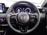 ハンドル左側にはオーディオ操作が出来るオーディオリモートコントロールスイッチ、右側にはHonda SENSINGとオートクルーズコントロールのスイッチを装備!