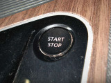 使い勝手の良いプッシュエンジンスターター装備♪鍵をカバンやポケットなどから取り出さずにエンジンを始動出来ます☆鍵を回す必要も探す必要もございません!