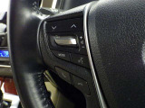 ステアリングスイッチ付き。前方から目を離すことなく操作することが可能です。