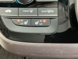 運転席/助手席シートヒーターで寒い日もすぐに温かくなり快適に過ごせます。2段階の温度調整が可能です