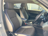 広い足元にゆったり座れるシートは長距離の運転でも疲れにくいシートです。女性でも運転がしやすいようにシートの高さ調整機能(シートリフター)がついています。
