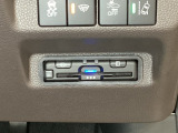 ハンドルの右下にETCがついています。高速道路の料金所の通過も楽々です!。 カードの取り出しもしやすい場所についています。