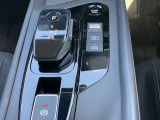 電動パーキングブレーキ装備!また、オートブレーキホールド機能もありますので、停車時ブレーキペダルから足を離してもブレーキ力を保持しているので動き出しません。(アクセルペダルを踏むと解除され発進します)