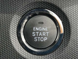 バッグやポケットにキーを入れっ放しでもエンジンON/OFFできるエンジンスイッチ。