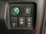 Hondaセンシング用の、VSA(ABS+TCS+横滑り抑制)解除と路外逸脱抑制機能のオンオフスイッチなどはハンドルの右側に装備しています。燃費に役立つECONボタンもここです。