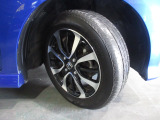 タイヤは ブリヂストン  ネクストリー   2022年製がついています。そして足元を精悍に引き締めるホンダ純正14インチアルミホイール、おしゃれは足元から、カッコイイですね!