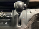 CVT車のセレクトレバーです。低速から高速まで、変速ショックのないスムーズな走りを実現するとともに、エンジン効率のよい領域を維持することで燃費にも貢献します。