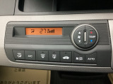 オートエアコンで、毎日のドライブを快適に。温度、風量を自動で調整し、理想的な車内環境を提供します。