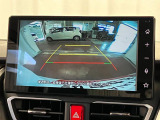 【バックカメラ】 駐車時に車両後方の様子を見ることができるので、運転の不安を軽くします。