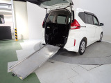 引き出し型のアルミスロープで車いすも楽々。
